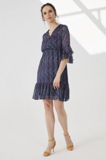 KOLU VE ETEĞİ VOLANLI PUANTİYE ELBİSE