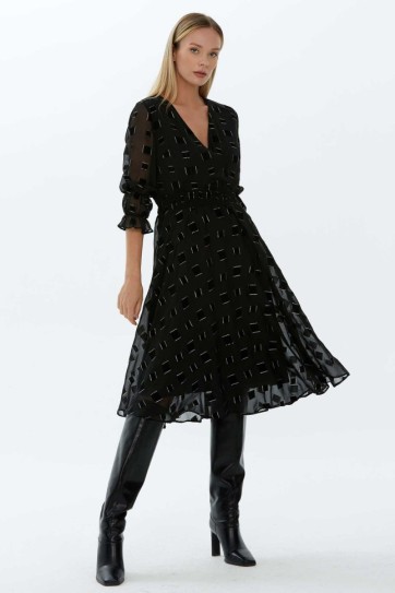 Beli Lastikli Kruvaze Yaka Flok Kadife Elbise