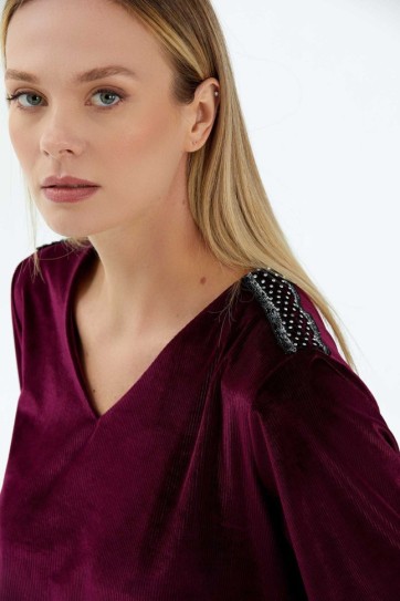 V Yaka Omuzları Aksesuarlı İnce Kadife Bluz