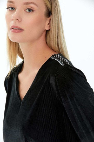 V Yaka Omuzları Aksesuarlı İnce Kadife Bluz