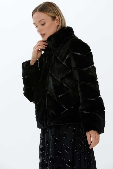 Dik Yaka Deri Çizgili Kürk Kaban