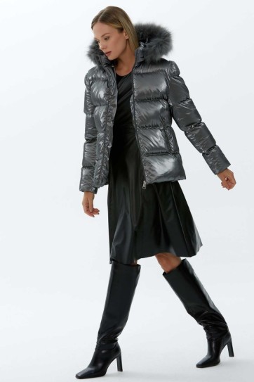 Kapüşonu Kürklü Cebi ve Önü Fermuarlı Mont