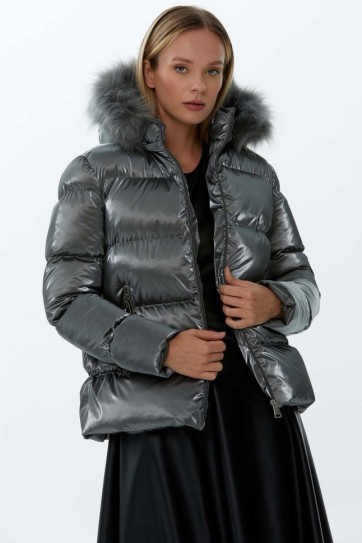 Kapüşonu Kürklü Cebi ve Önü Fermuarlı Mont