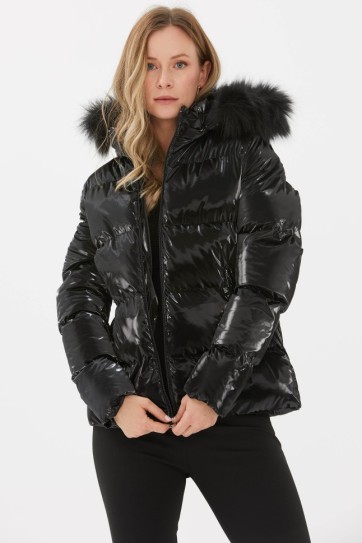 Kapüşonu Kürklü Cebi ve Önü Fermuarlı Mont