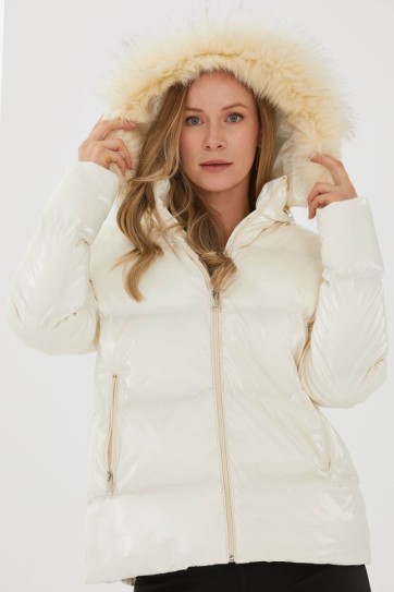 Kapüşonu Kürklü Cebi ve Önü Fermuarlı Mont