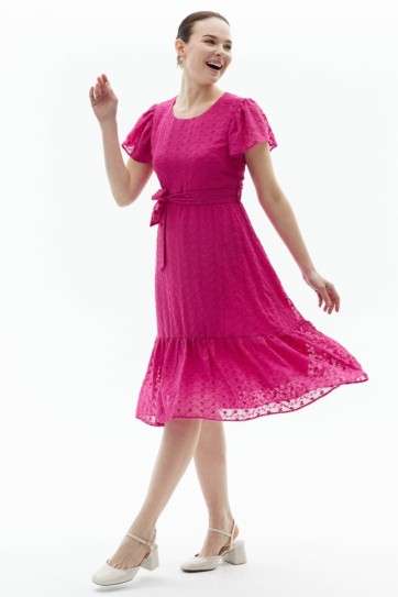 Kolu ve Etek Ucu Volanlı Güpürlü Elbise