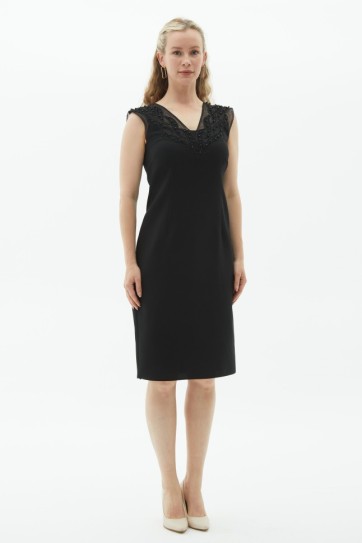 Yakası Taşlı Kolsuz Elbise