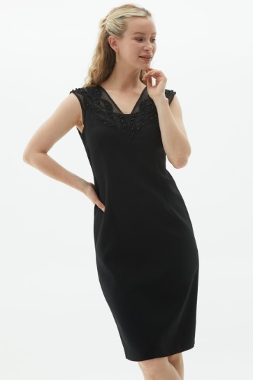 Yakası Taşlı Kolsuz Elbise