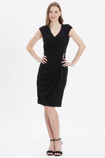 Kruvaze Yandan Drapeli Broşlu Simli Elbise