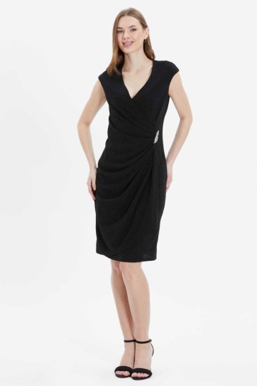 Kruvaze Yandan Drapeli Broşlu Simli Elbise