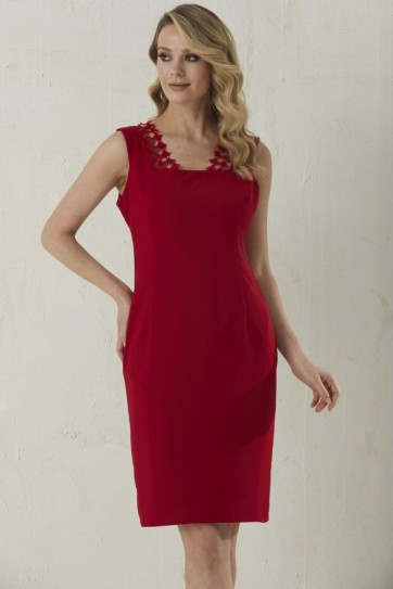 Yakası Güpür Aksesuarlı Kolsuz Elbise