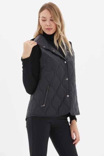 Dik Yaka Kapüşonlu Çıtçıtlı Kapitone Yelek