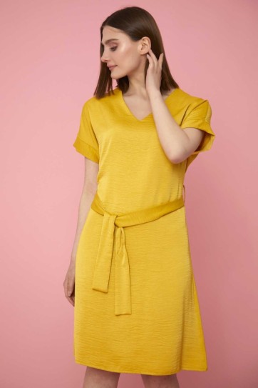 Düşük Kol V Yaka Kemerli Elbise