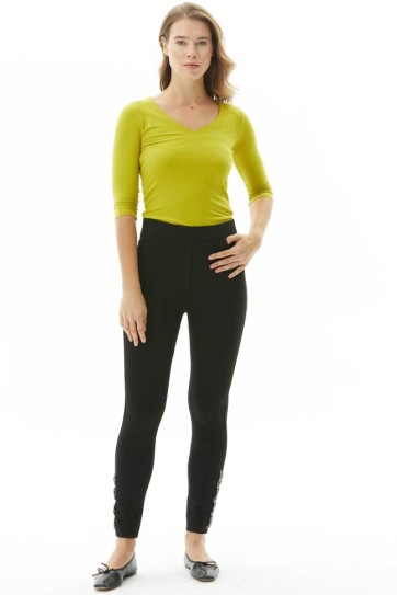 Paçaları Zincir Aksesuarlı Dar Paça Pantolon