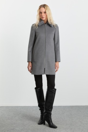 Önü Fermuarlı Yakası Kürklü Kaban