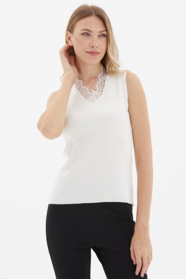 Yakası Dantelli Kolsuz Triko Bluz