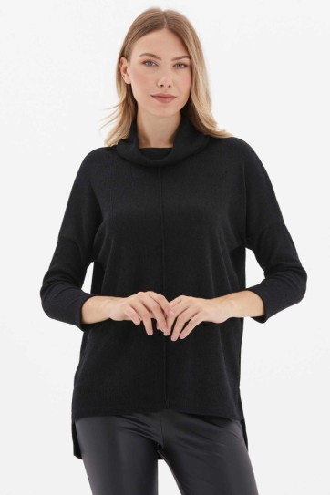 Önü Nervürlü Degaje Yaka Triko Bluz