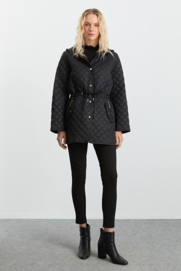 Beli Bağlamalı Kapüşonlu Kapitone Mont