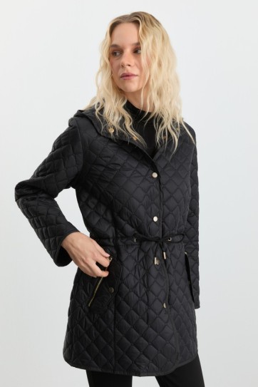 Beli Bağlamalı Kapüşonlu Kapitone Mont