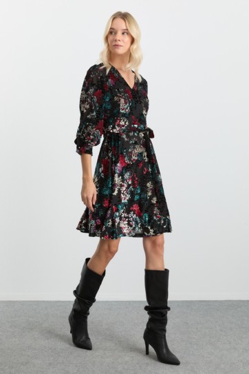 V Yaka Çiçek Desenli Kemerli Kadife Elbise