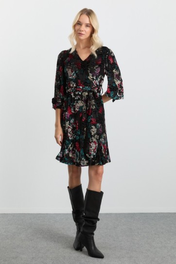 V Yaka Çiçek Desenli Kemerli Kadife Elbise