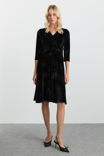 V Yaka Beli Fiyonk Şeklinde Simli Elbise