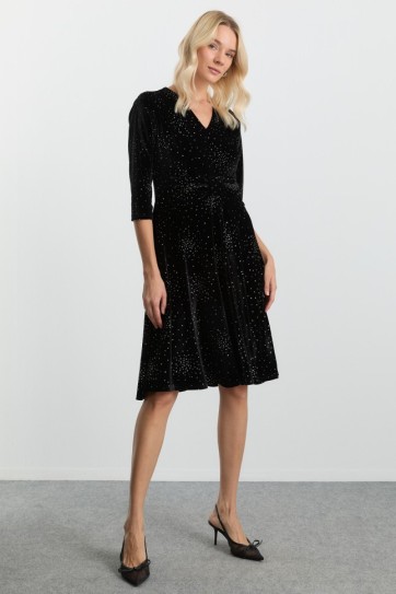 V Yaka Beli Fiyonk Şeklinde Simli Elbise