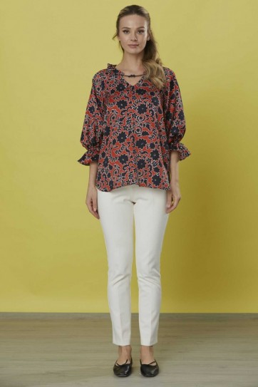 Kolu Lastikli Yakası Aksesuarlı Emprime Bluz