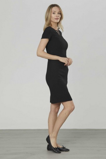 Yakası Biyeli Kısa Kol Elbise