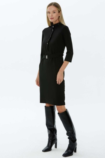 Dik Yaka Yakası Düğmeli Kemerli Elbise